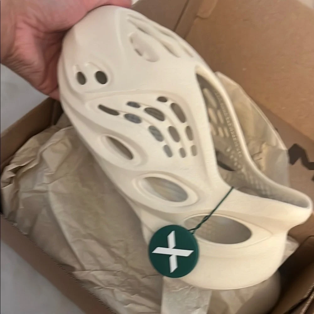 Stylish Foam Sneakers size 5 in men - Picture 4 of 4